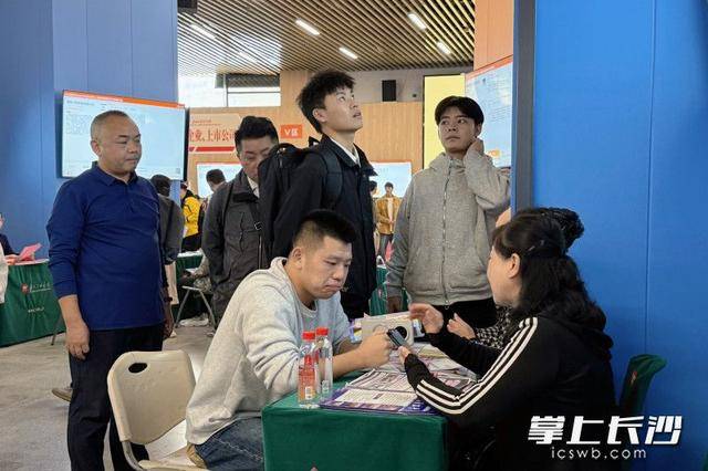 700余名退役军人及军属长沙求职<strong></p>
<p>客币</strong>，165人达成意向