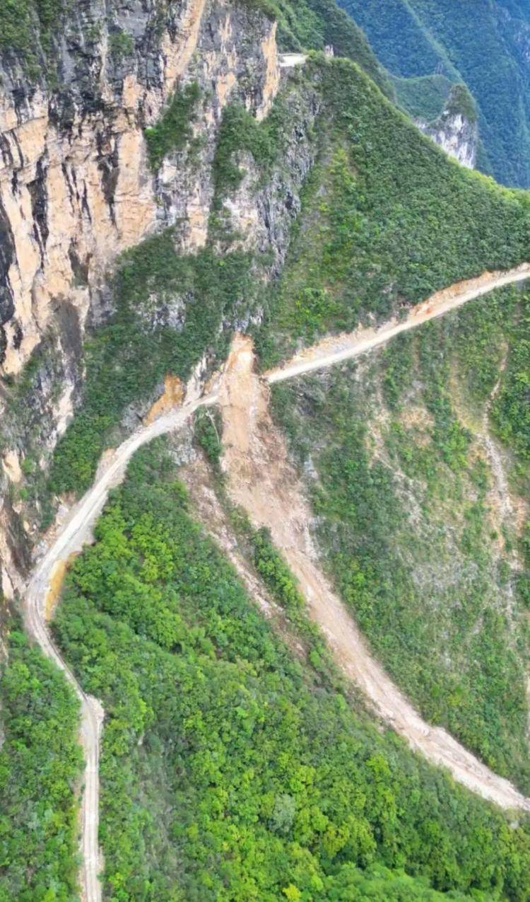 重庆网红“挂壁公路”垮塌<strong></p>
<p>客币</strong>，附近村民外出绕行已半月盼修复，当地：已完成排危，正在修