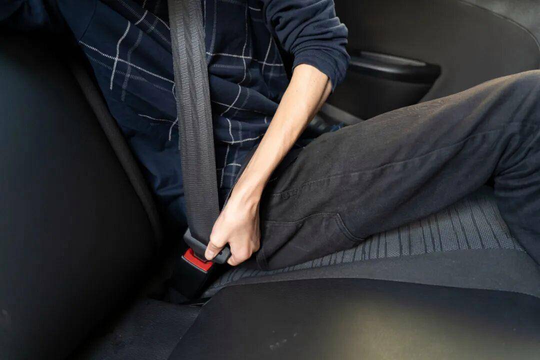 死亡率翻倍！后排乘客不系安全带<strong></p>
<p>客币</strong>，危险且违法