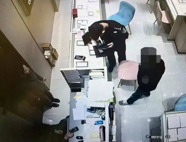 股市套现170万元后<strong></p>
<p>淘币网</strong>，杭州男子豪购300克金条！老板当场报警……