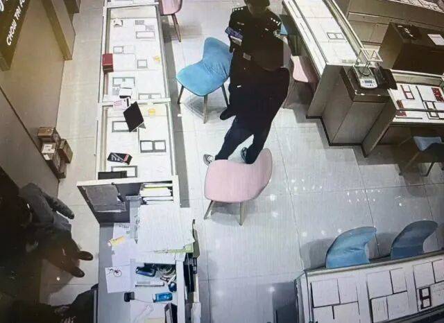 股市套现170万元后<strong></p>
<p>淘币网</strong>，杭州男子豪购300克金条！老板当场报警……