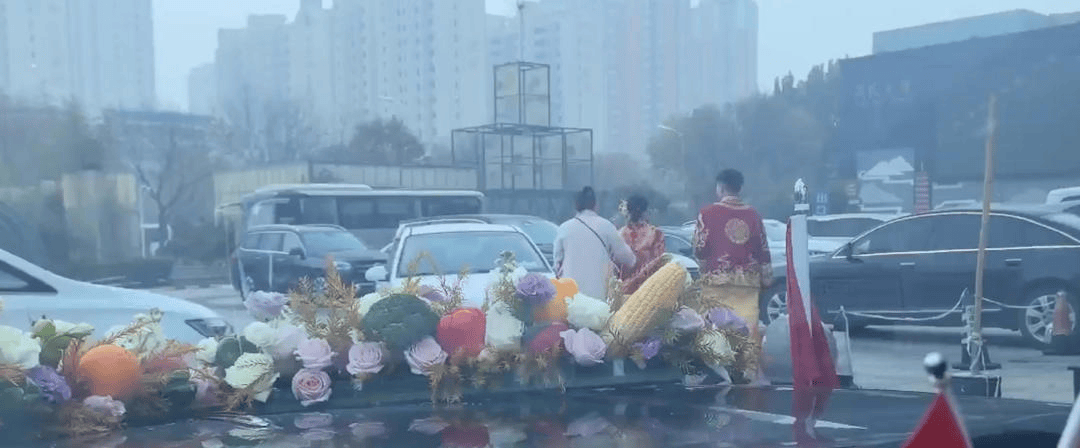 “不给50条烟不让走” ? 知情者称一婚车被拦<strong></p>
<p>淘币网</strong>，新人弃车离开，律师：已达刑事立案标准