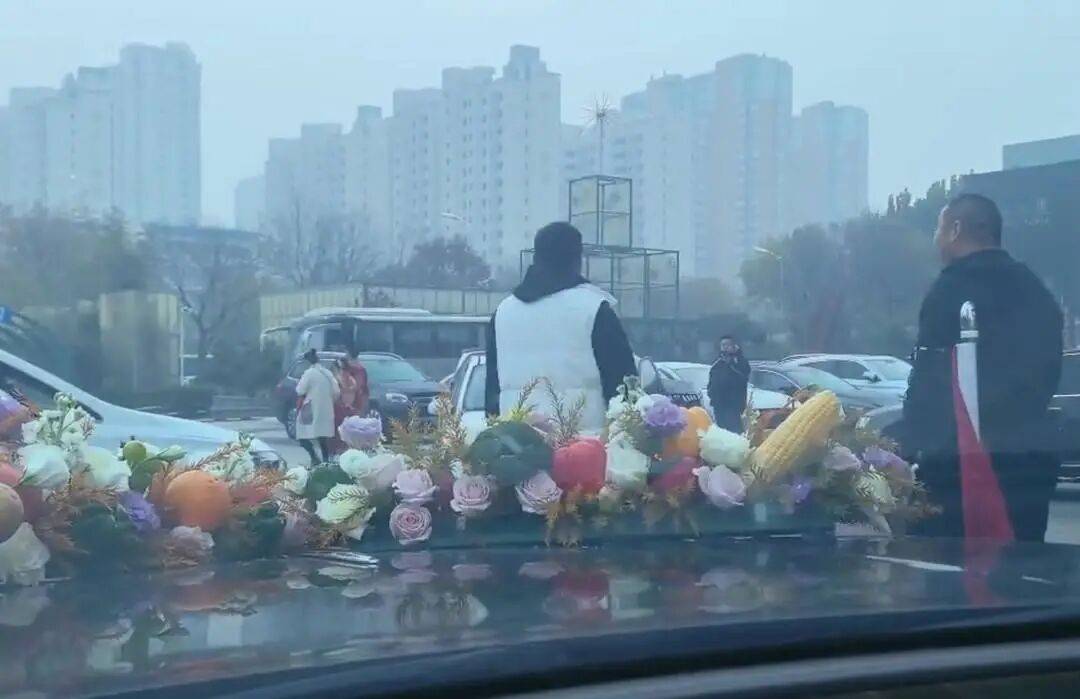 “不给50条烟不让走” ? 知情者称一婚车被拦<strong></p>
<p>淘币网</strong>，新人弃车离开，律师：已达刑事立案标准