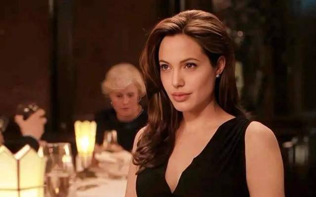 安吉丽娜·朱莉访乌<strong></p>
<p>淘币网</strong>，保镖被带走