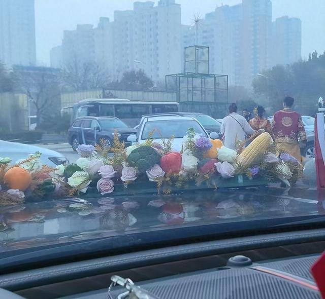 河北一对新人结婚遭拦车索要50条香烟<strong></p>
<p>币根网</strong>，街道办接线员称“拦婚车较常见，不拦反而不好”