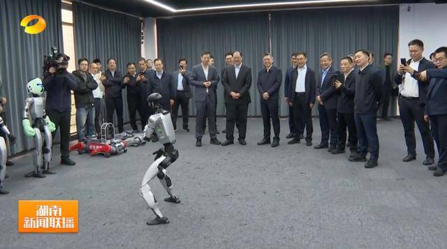 湖南省省长、浙江省省长<strong></p>
<p>币根网</strong>，一同观看机器人表演