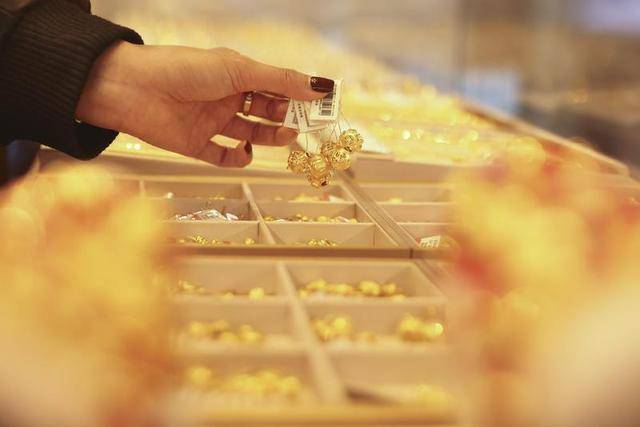 金价升回约半个月高位<strong></p>
<p>买币流程</strong>，市场进一步看涨5000美元，是何底层逻辑？