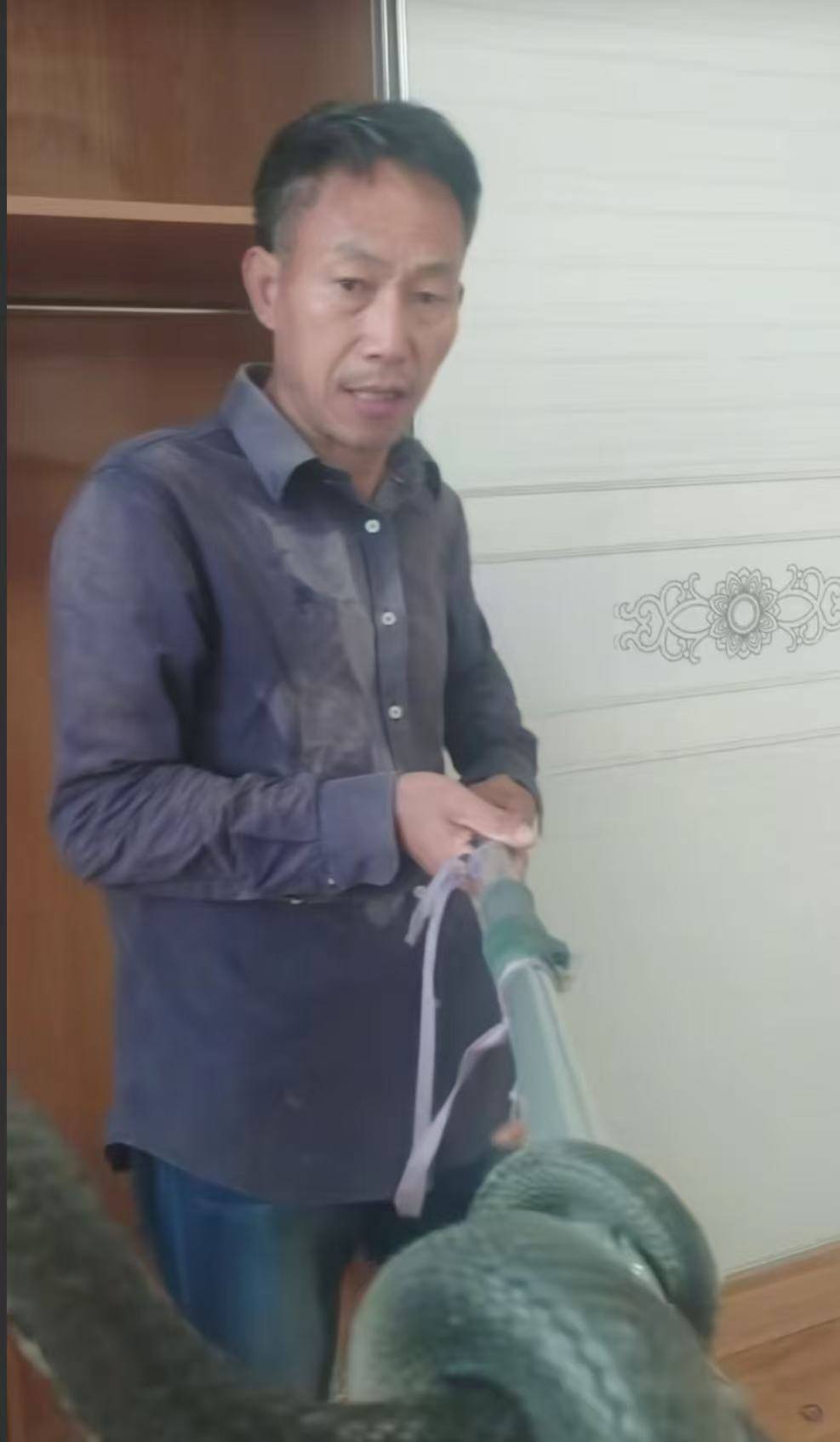 “蛇被我甩开了<strong></p>
<p>芬币</strong>，没完全注射毒液”，湖南直播抓蛇被咬伤网红被警方拘留后发声道歉