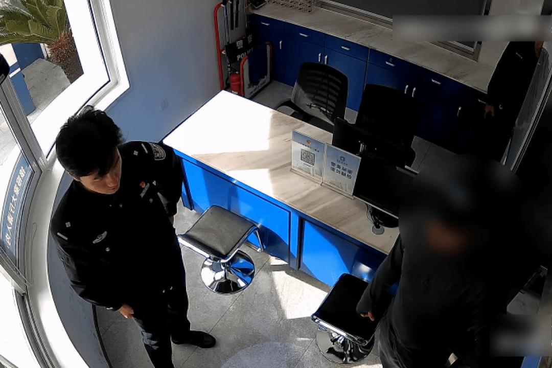 男子9600元转卖全新苹果17Pro max<strong></p>
<p>芬币</strong>，买家爽快转账1万后，其老婆银行卡被冻结！民警：这笔钱涉诈