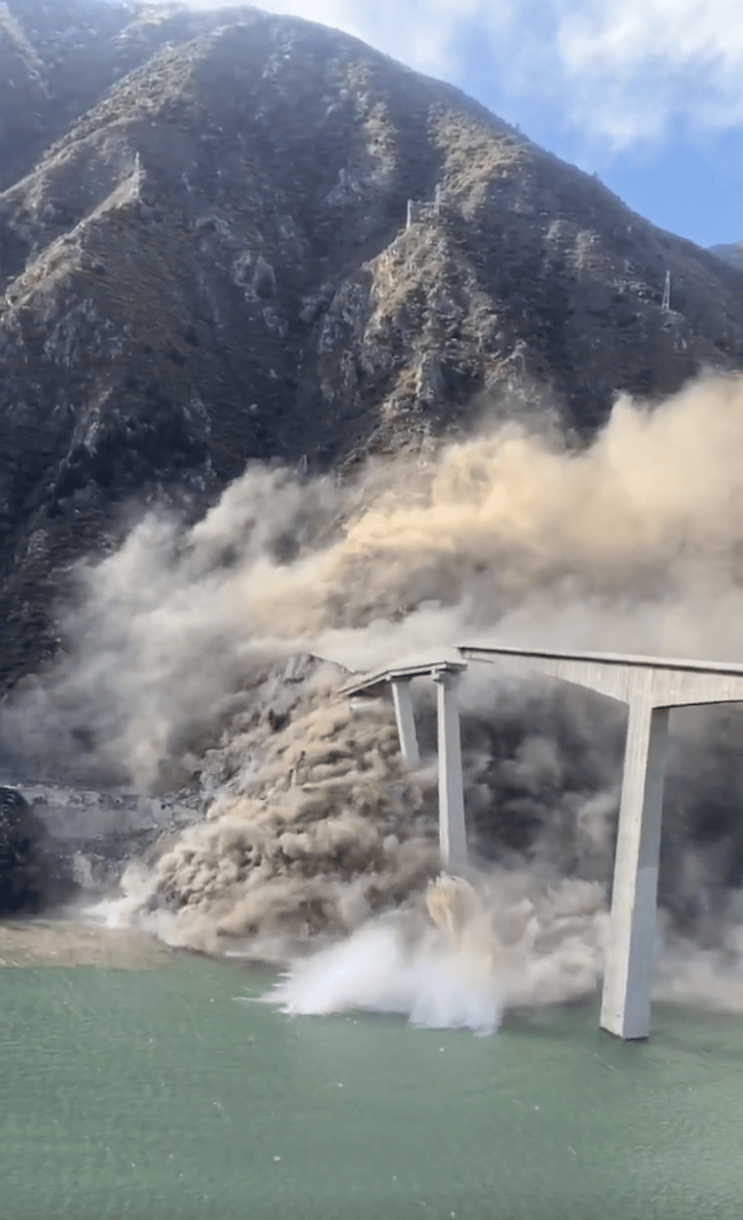 四川阿坝红旗桥为何垮塌<strong></p>
<p>芬币</strong>？官方回应