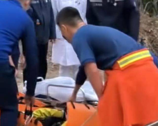 “我来个跳的”！女驴友不慎摔下巨石<strong></p>
<p>哪些数字有货币</strong>，目击者：粉碎性骨折