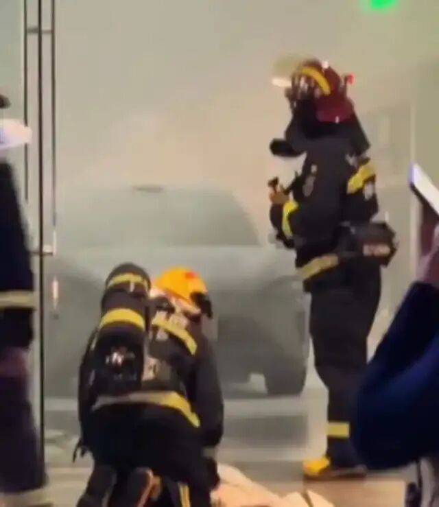 长沙“步步高梅溪新天地”商场一楼汽车展厅内发生火情<strong></p>
<p>GDT虚拟币</strong>？小米紧急辟谣；商场：是空调管道高温起火