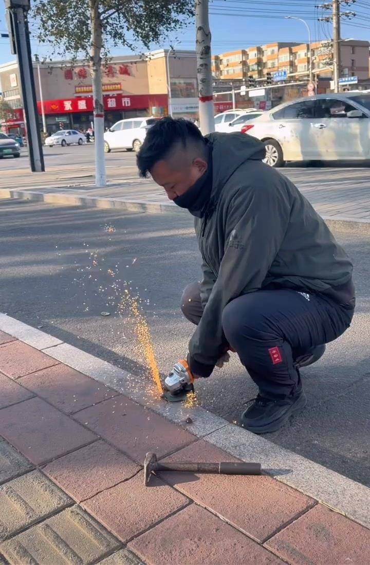 内蒙古“拔钉小哥”6年清理地钉近800斤<strong></p>
<p>虚拟币买就跌</strong>，带动全国200多个“拔钉侠”