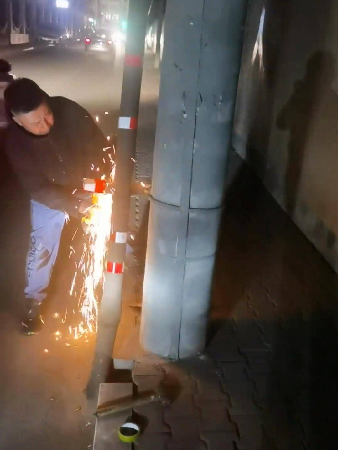 内蒙古“拔钉小哥”6年清理地钉近800斤<strong></p>
<p>虚拟币买就跌</strong>，带动全国200多个“拔钉侠”