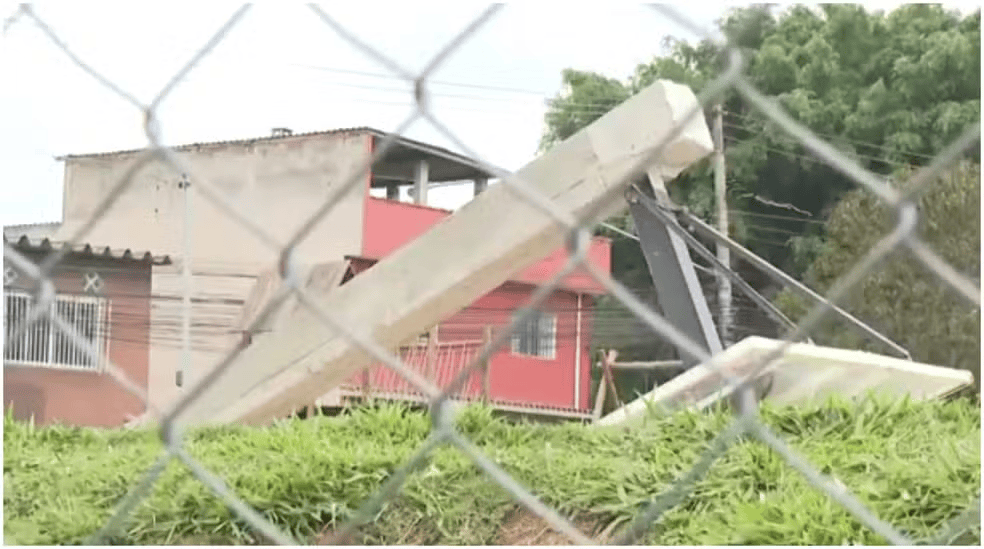 巴西17岁少年在朋友面前秀扣篮<strong></p>
<p>虚拟币买就跌</strong>,下一秒篮架倒塌被砸头身亡