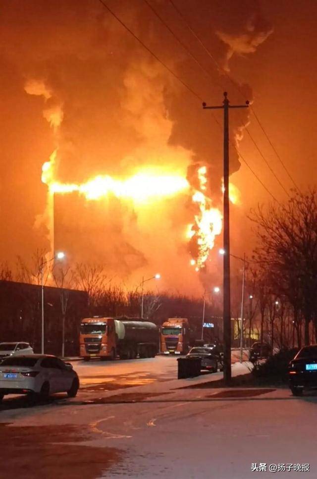 火光冲天！河北保定一企业失火，当地回应