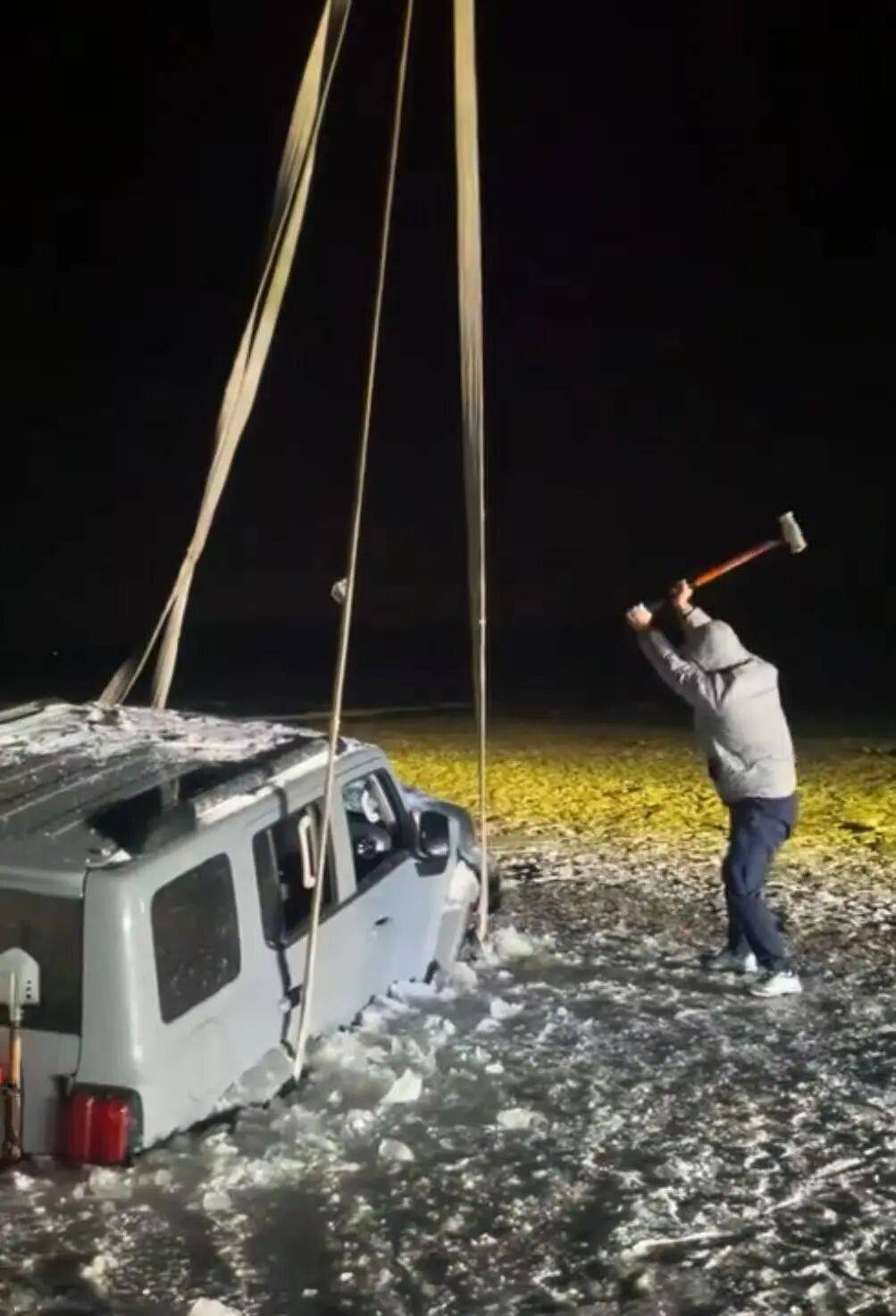 河北一越野车在水库冰面练漂移<strong></p>
<p>虚拟币BKI</strong>，冰层突然破裂，车轮落水被冻6小时，找来吊车深夜将车吊出