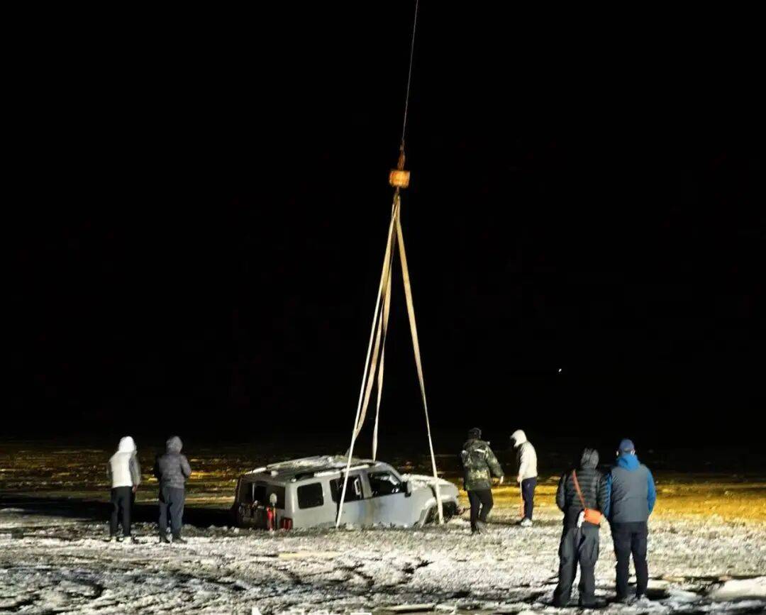 河北一越野车在水库冰面练漂移<strong></p>
<p>虚拟币BKI</strong>，冰层突然破裂，车轮落水被冻6小时，找来吊车深夜将车吊出