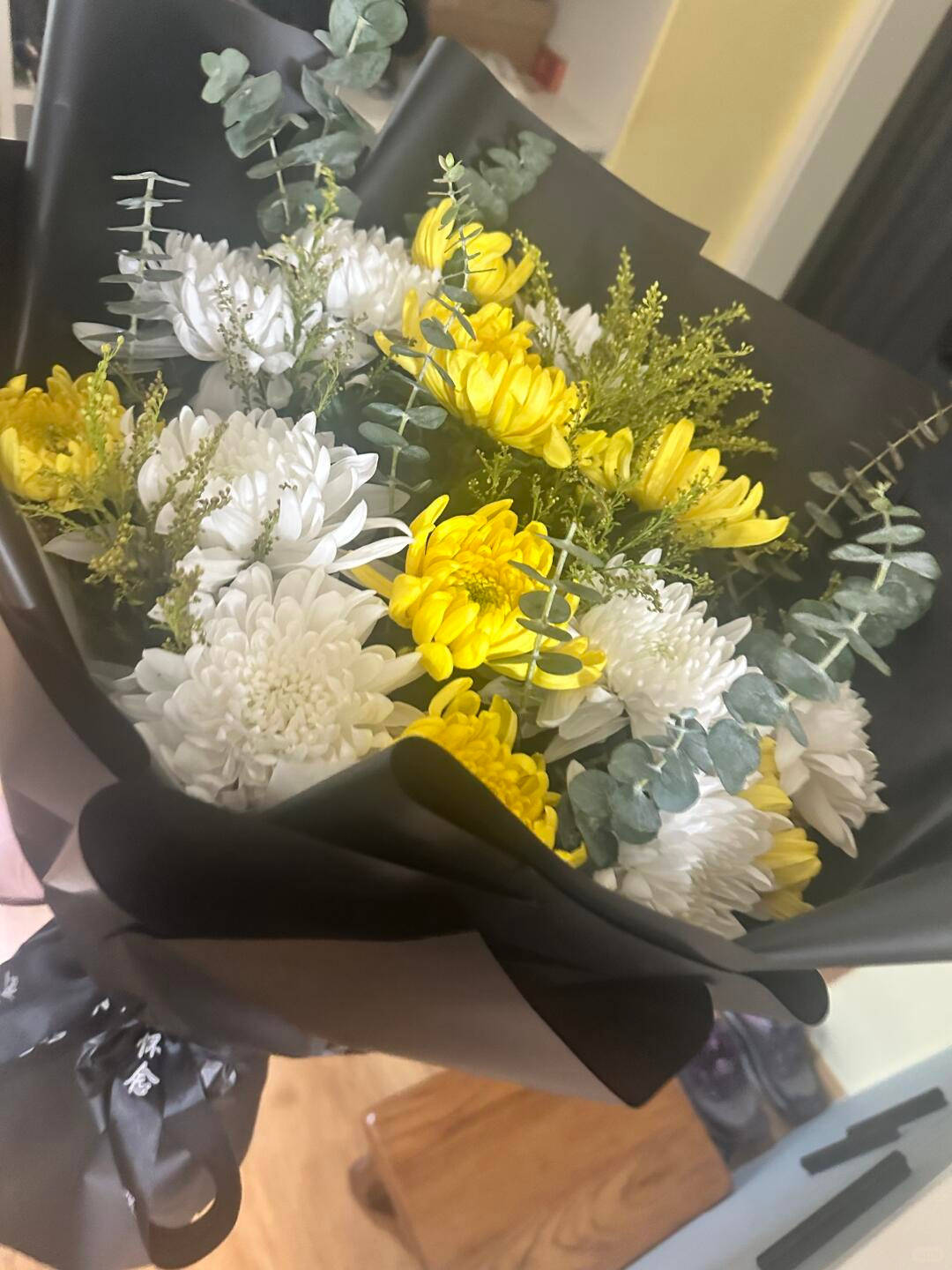 上海高中生买99朵康乃馨为母亲庆生<strong></p>
<p>瑞安炒虚拟币</strong>，却收到菊花写着“缅怀逝者”，店家：骑手送错了