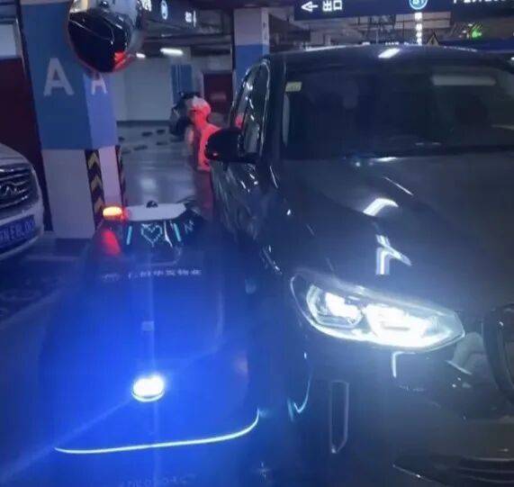 小区地库里出车祸<strong></p>
<p>买虚拟币赔钱</strong>，女子惊呆了：对方竟然不是人！更糟心的是...