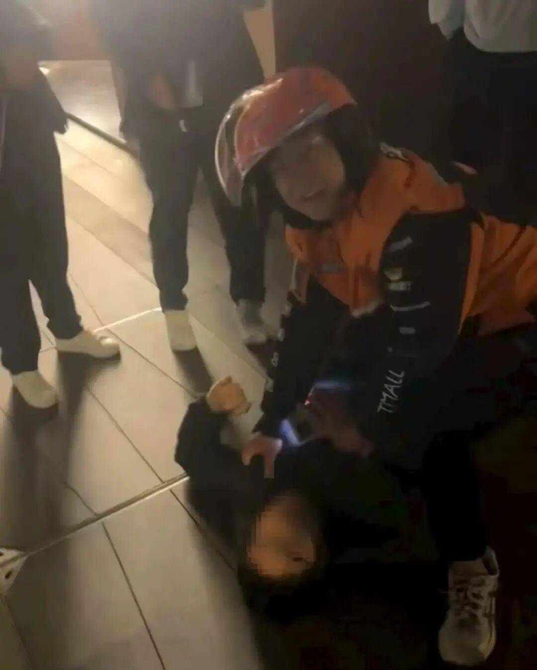 外卖小哥扑倒抢夺珠宝店嫌犯<strong></p>
<p>买虚拟币赔钱</strong>，嫌犯反问“对你有什么好处”，本人：没啥好处！