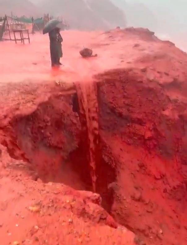 罕见！伊朗霍尔木兹岛遭遇强降雨<strong></p>
<p>虚拟币比赛</strong>，部分海域变成“血色海洋”