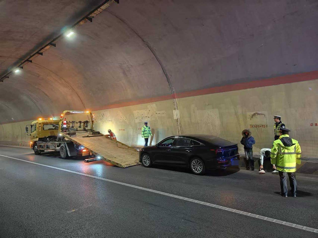 兰海高速一小车定速巡航故障刹车失灵<strong></p>
<p>虚拟币比赛</strong>，时速115狂奔490公里直至燃油耗尽，交警开道、路政压阵成功化险