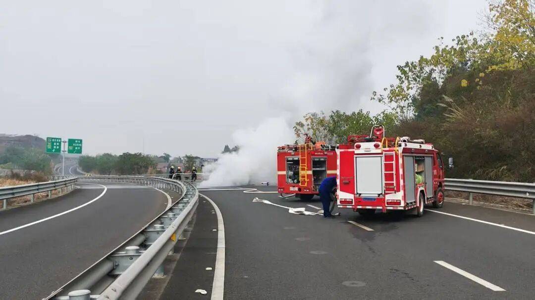 四川高速上一汽车突发自燃！车内两人闻到异味后果断弃车<strong></p>
<p>虚拟币比赛</strong>，成功逃生