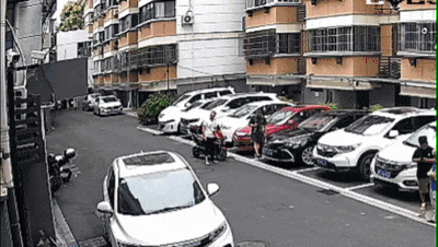 砰！浙江女子刚坐进车里<strong></p>
<p>虚拟币比赛</strong>，一把菜刀砸在眼前，随后剪刀又飞来