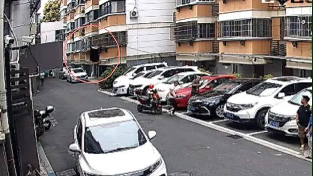 砰！浙江女子刚坐进车里<strong></p>
<p>虚拟币比赛</strong>，一把菜刀砸在眼前，随后剪刀又飞来