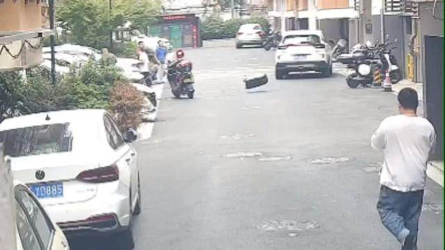 砰！浙江女子刚坐进车里<strong></p>
<p>虚拟币比赛</strong>，一把菜刀砸在眼前，随后剪刀又飞来