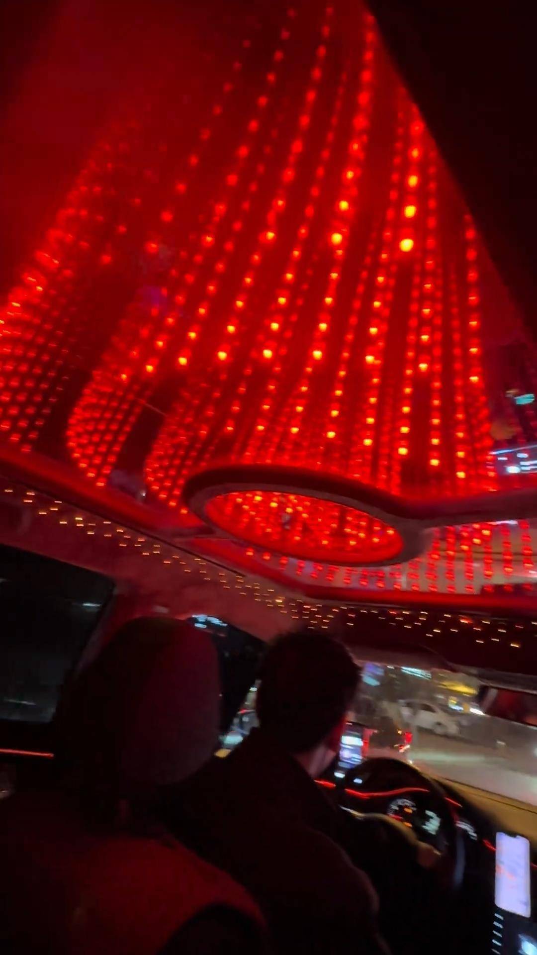 长春一女子打车遇“最炫出租车”<strong></p>
<p>虚拟币撤单</strong>，车顶被改装为绚丽星空顶，网友：打车竟然打到了移动KTV