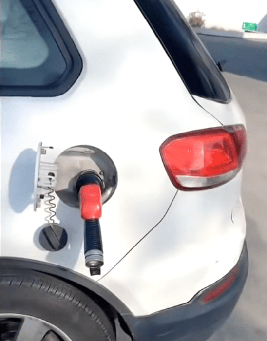 司机加完油未拔油枪驾车离开<strong></p>
<p>从比特币看虚拟货币</strong>，油枪被拉断，加油站：断裂油枪已修复，未要求赔偿