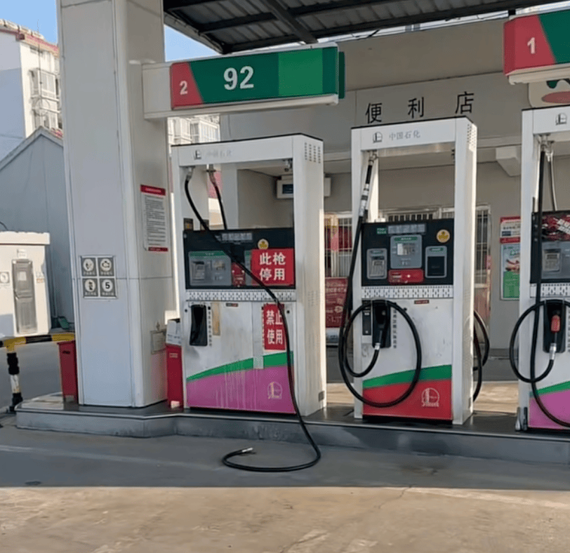 司机加完油未拔油枪驾车离开<strong></p>
<p>从比特币看虚拟货币</strong>，油枪被拉断，加油站：断裂油枪已修复，未要求赔偿