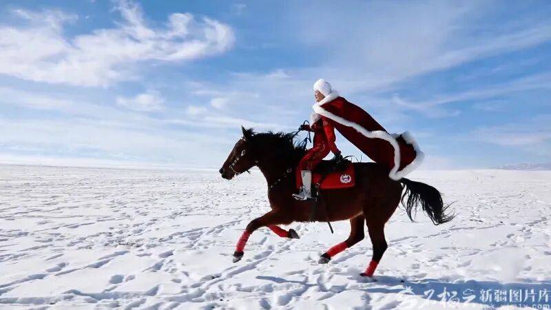 贺娇龙已安葬于昭苏公墓<strong></p>
<p>从比特币看虚拟货币</strong>，其父亲亦葬于此地