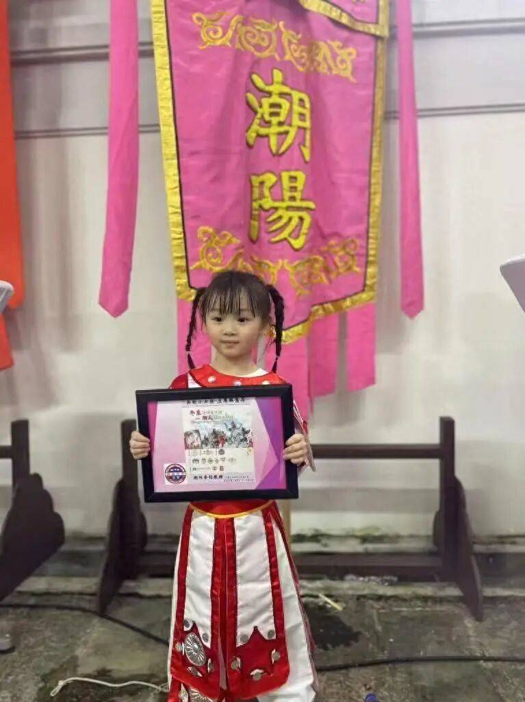 广东7岁女孩表演英歌舞时突然把鞋甩飞了<strong></p>
<p>LNG虚拟币</strong>，淡定完成表演，被网友点赞，父亲回应